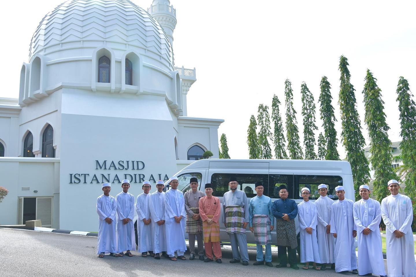 Zakat Selangor sumbang van untuk kegunaan pelajar tahfiz masjid istana
