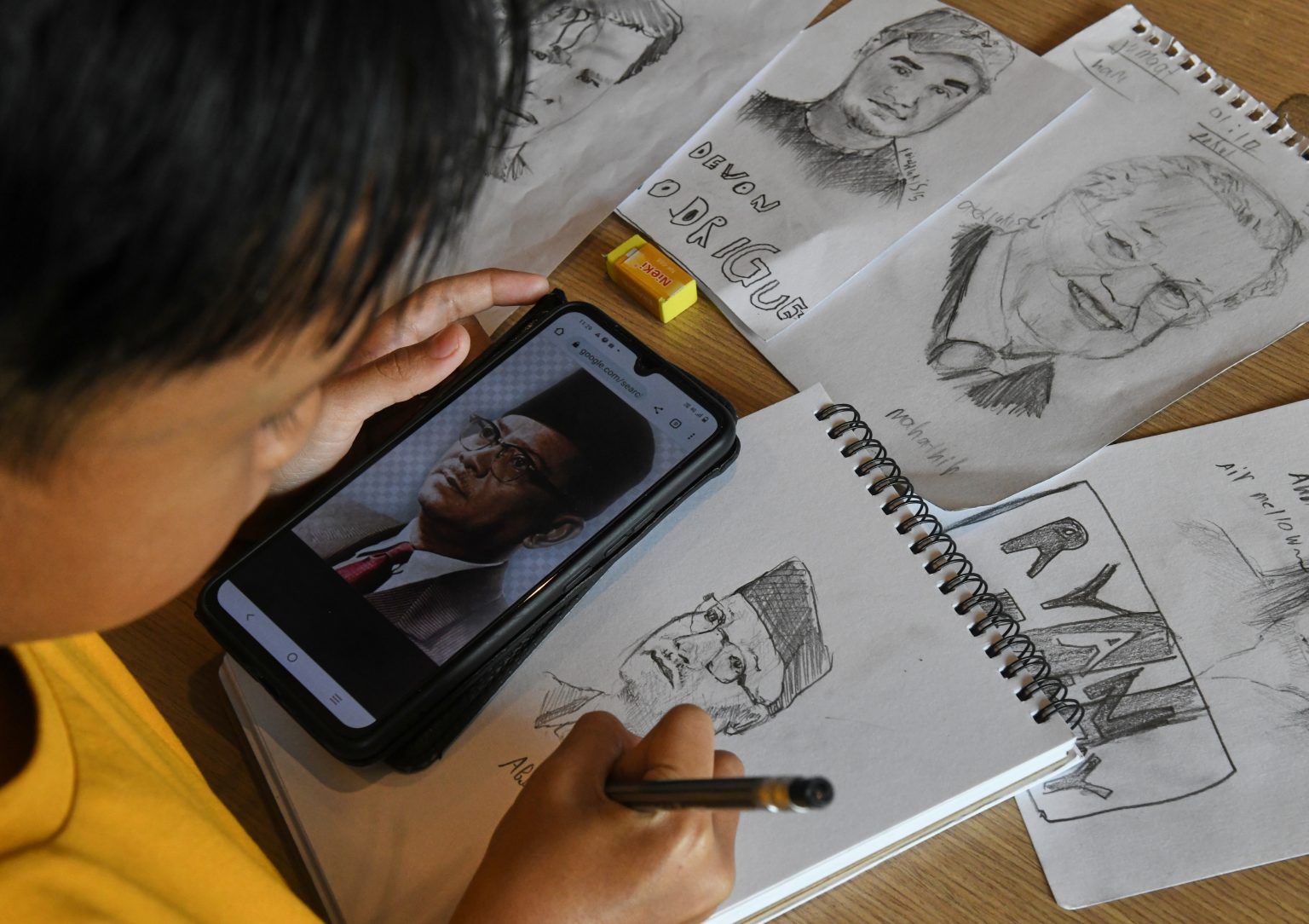 8岁男童年幼爱涂鸦 现成专业人像素描画家