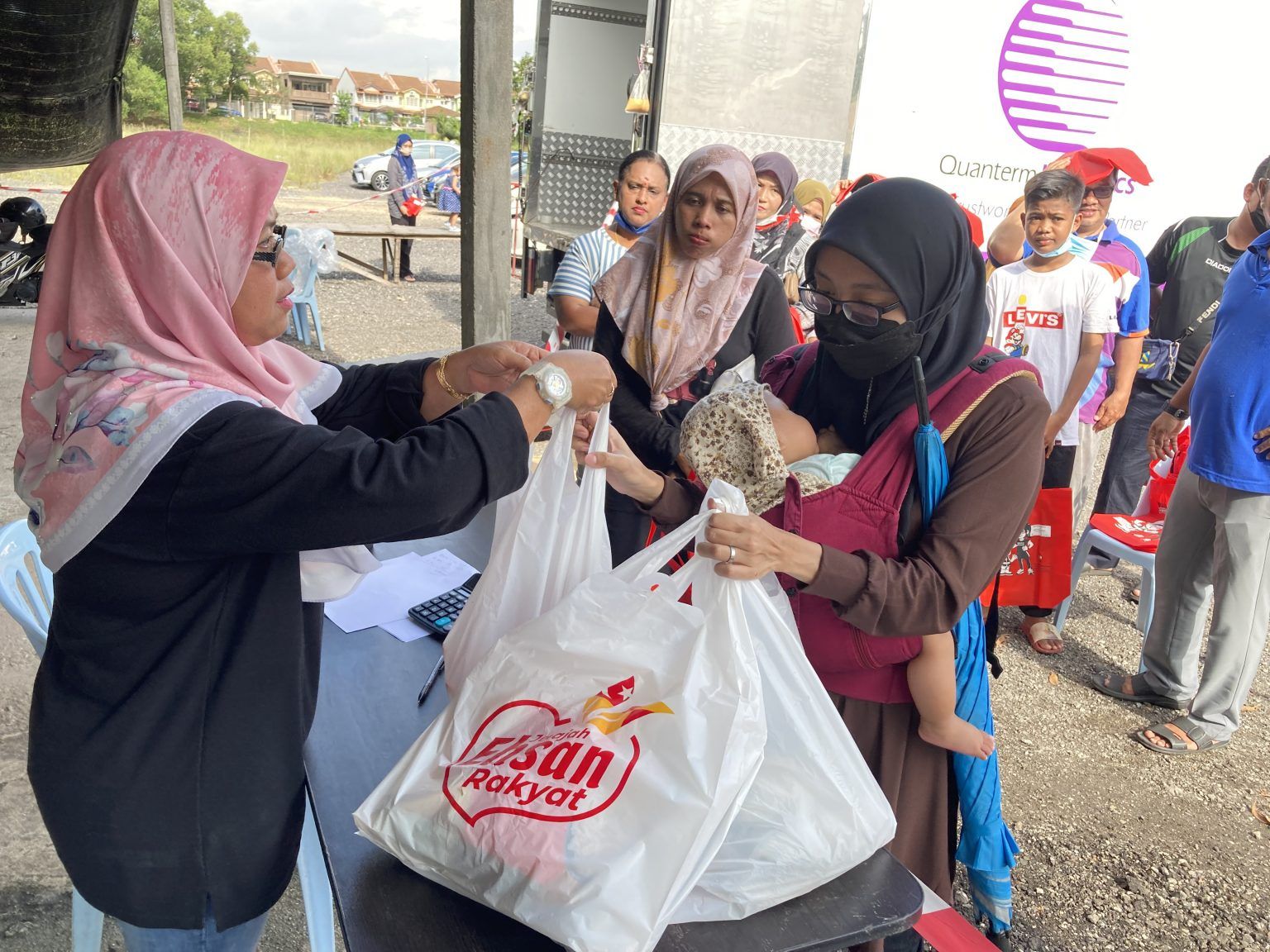 பலாக்கோங் தொகுதியில் மலிவு விற்பனை- காலை 7.30 மணி முதல் பொதுமக்கள் வரிசையில் காத்திருந்தனர்