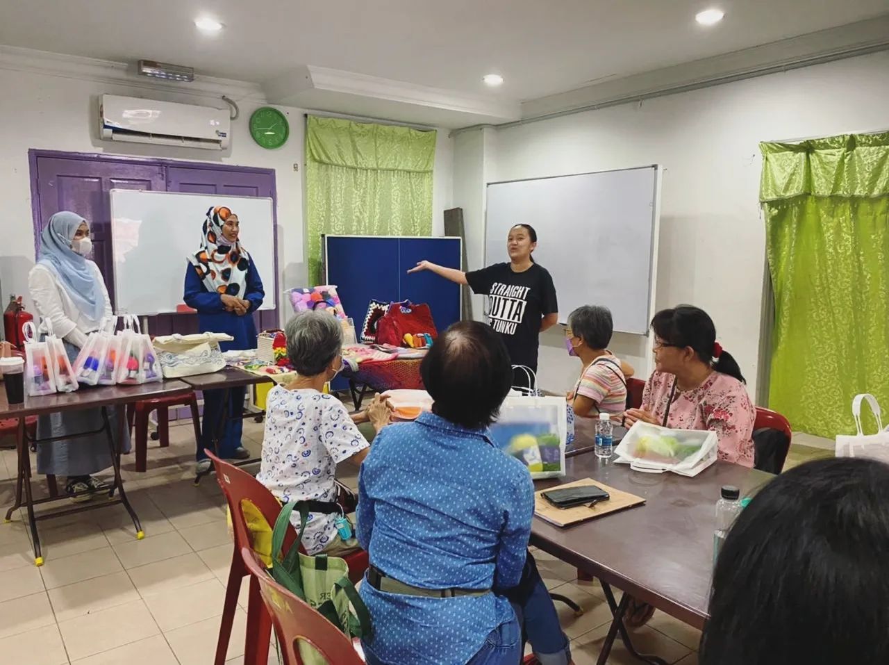甘榜东姑妇女增值中心日前设手作坊 助女性开拓家庭经济