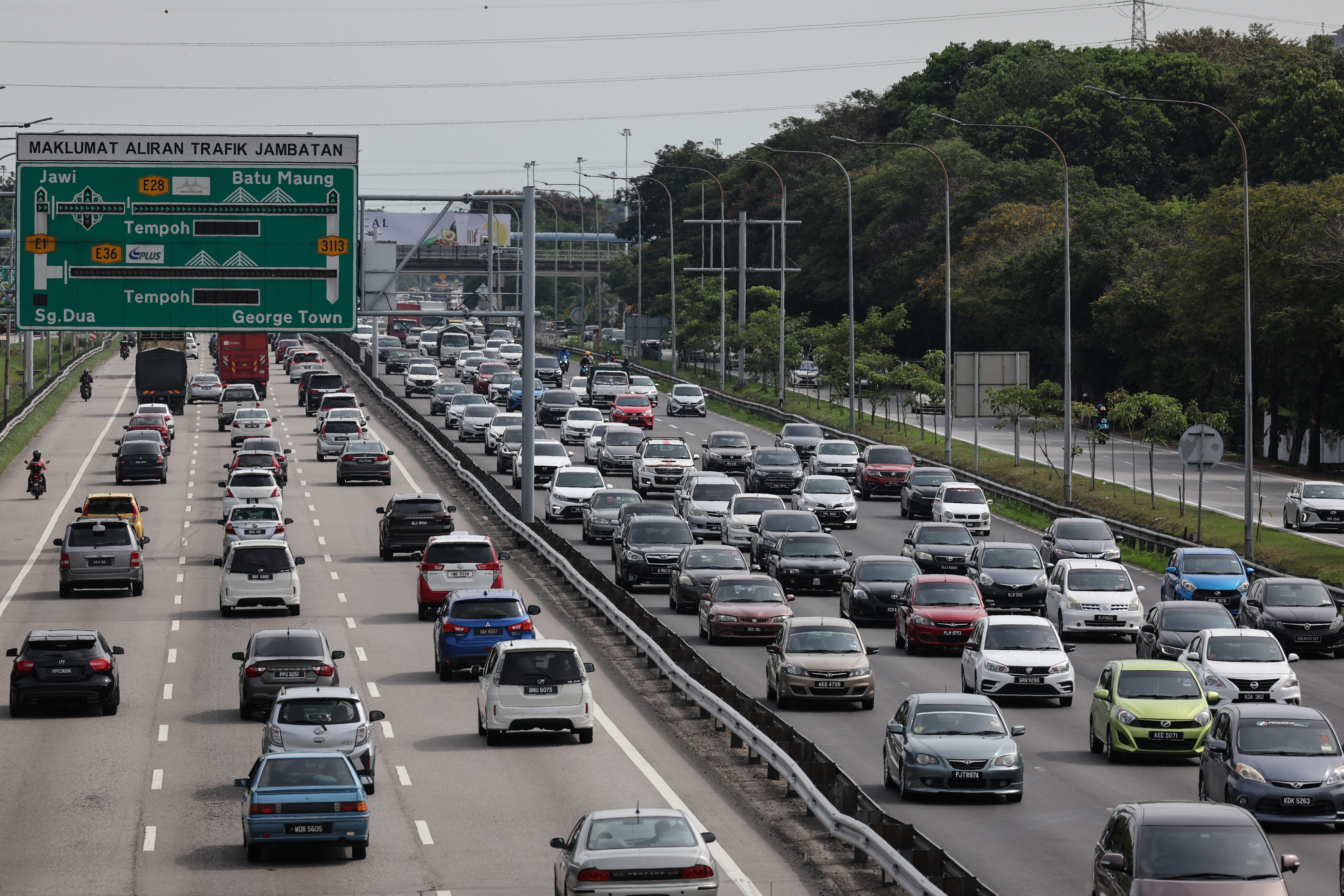 Aliran trafik perlahan di beberapa lebuh raya utama petang ini