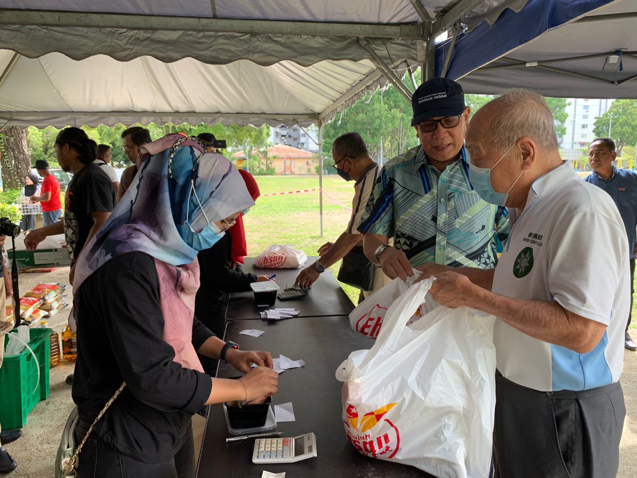 Jualan murah sempena Deepavali di Pandan Indah Khamis ini