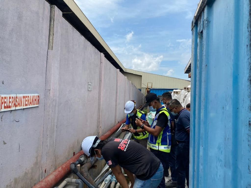 2工厂疑排污不当河水变白 雪水务局及时遏制保住滤水站