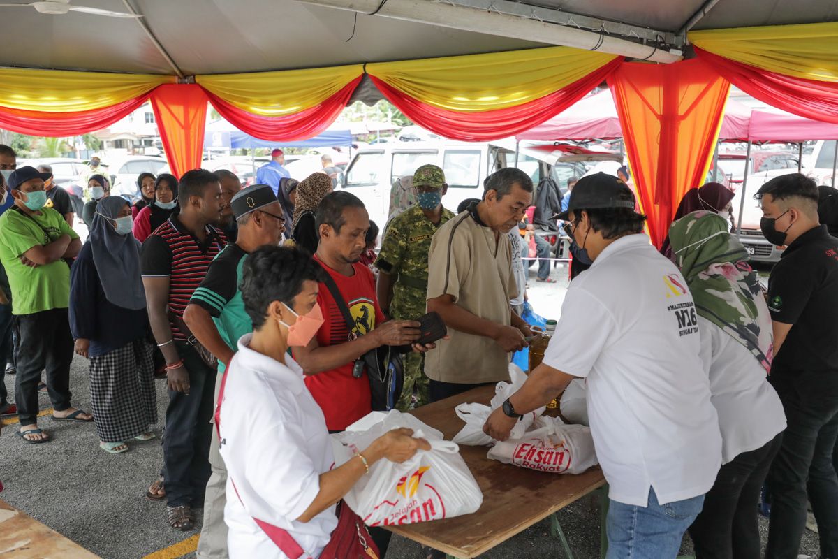 தீபாவளி முன்னிட்டு பத்து கேவ்ஸ் தொகுதியில் 950 பேருக்கு 100 வெள்ளிக்கான பற்றுச் சீட்டுகள் விநியோகம்