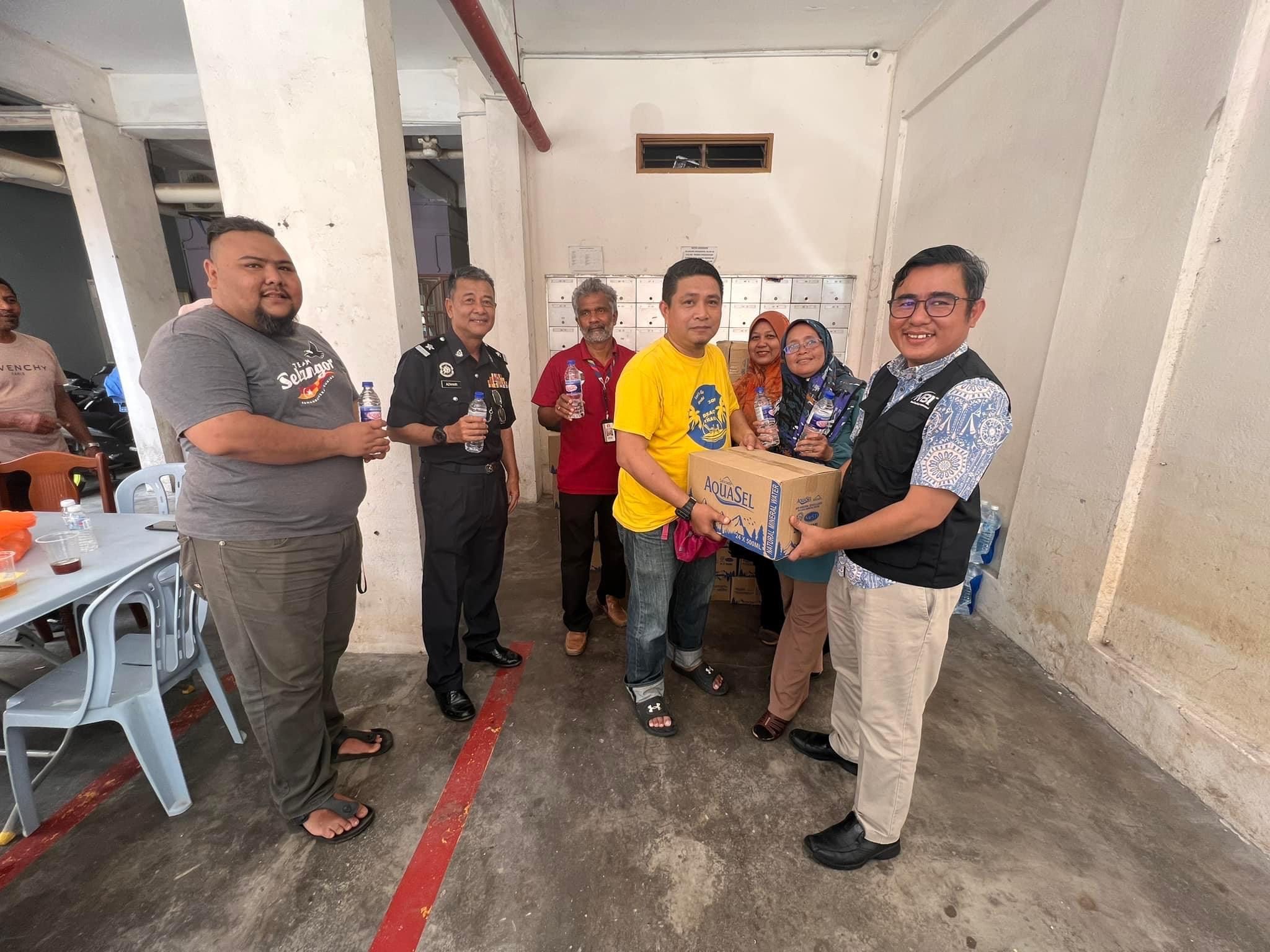 Tangki pangsapuri bocor, MBI sumbang air minuman kepada penghuni Penaga Mas