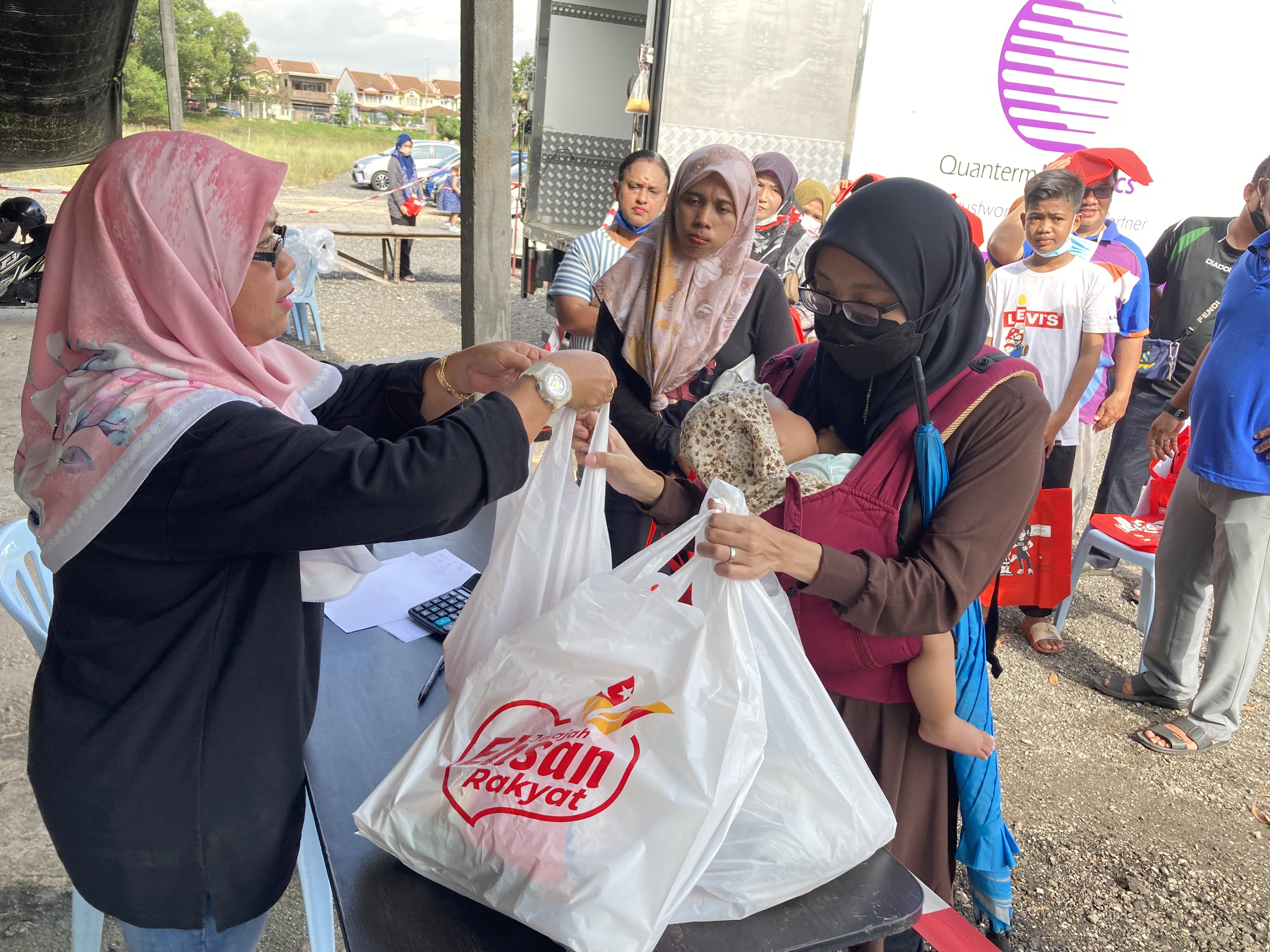 Pertama kali anjur jualan murah, penduduk Balakong beratur seawal 7.30 pagi
