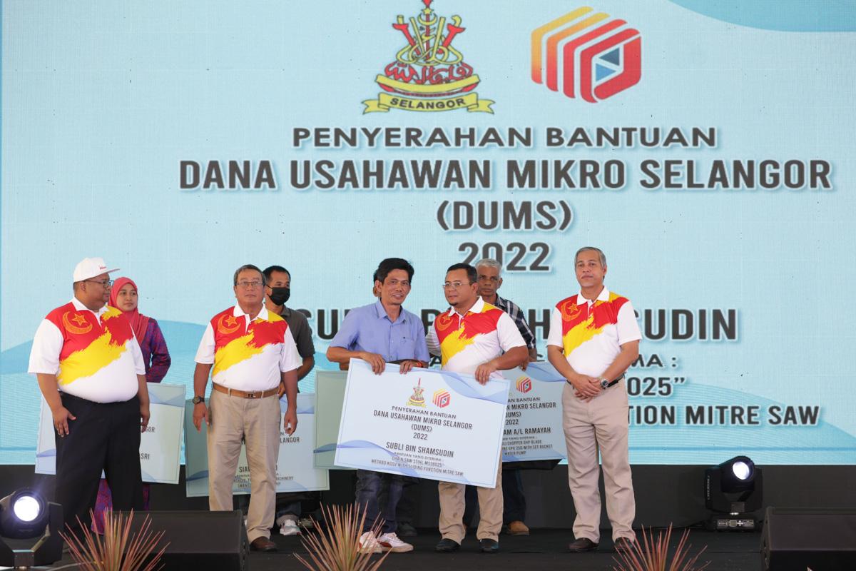 Penternak lembu tenusu gembira terima bantuan bilah mesin pencincang