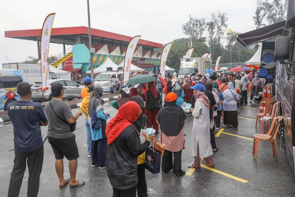 雪州人民市集风雨无阻 巴生居民今早冒雨等买便宜货