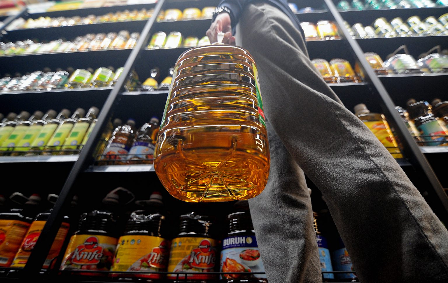 Harga runcit minyak masak sawit tulen dalam botol kekal - KPDN