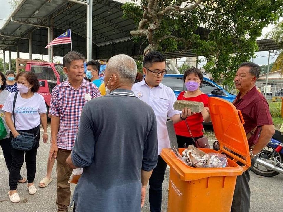 蔡伟杰今早访李金狮新村 轿车突遭骑士扔砖头