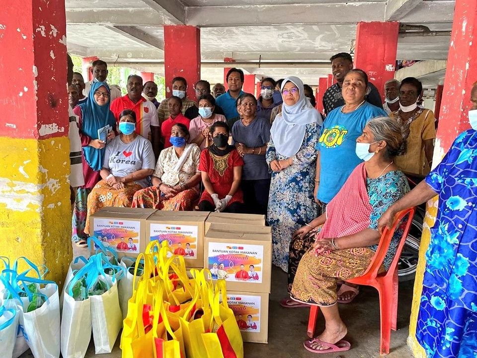 தீபாவளியை முன்னிட்டு 40 குடும்பங்களுக்கு கோத்தா அங்கிரிக் தொகுதி உணவுப் பொருள்கள் வழங்கியது