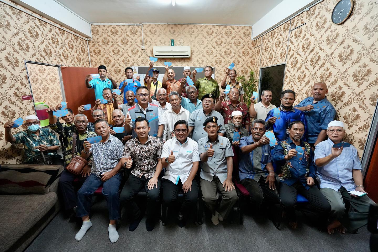 MBI hands over RM300 contributions to veterans over pension plight