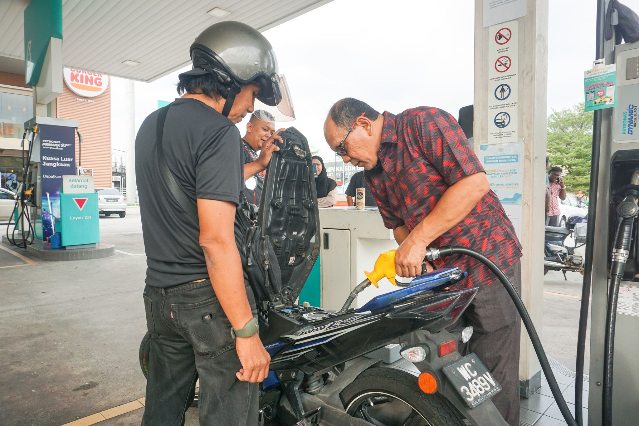 班丹英达州议员冀常办添油活动.减轻骑士的负担
