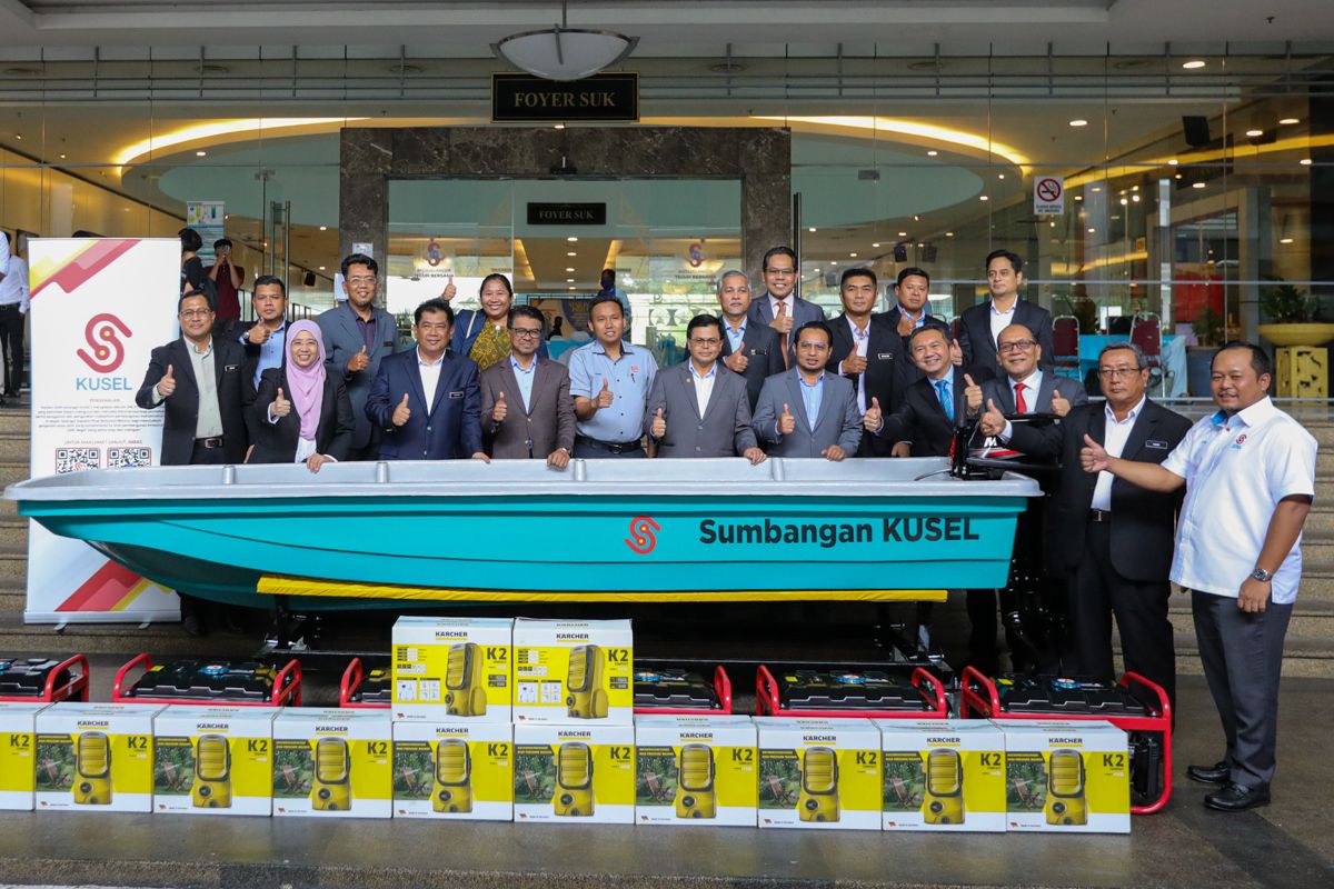 KUSEL வெள்ளத்தை எதிர்கொள்ள மாவட்ட மற்றும் நகராட்சி மன்றங்களுக்கு உபகரணங்கள் நன்கொடை