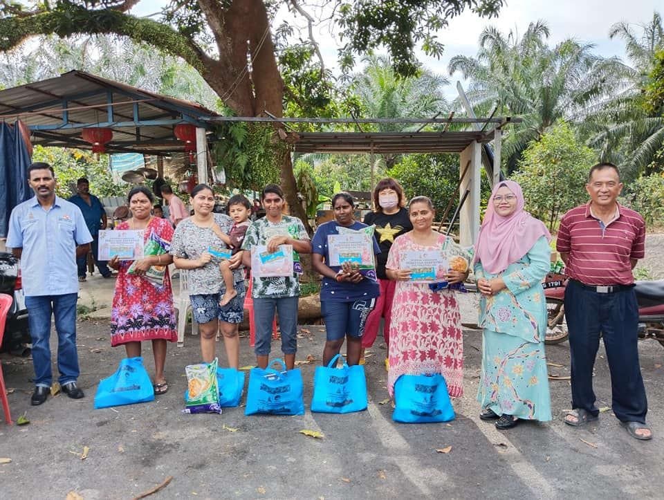 பெர்மாத்தாங் தொகுதியில் வசதி குறைந்த 30 குடும்பங்களுக்கு தீபாவளி அன்பளிப்பு- பெக்காவானிஸ் வழங்கியது
