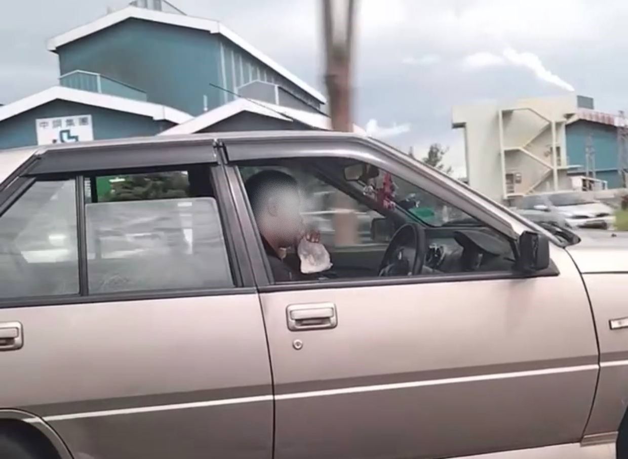 Hisap gam sambil memandu, pasangan suami isteri disiasat polis