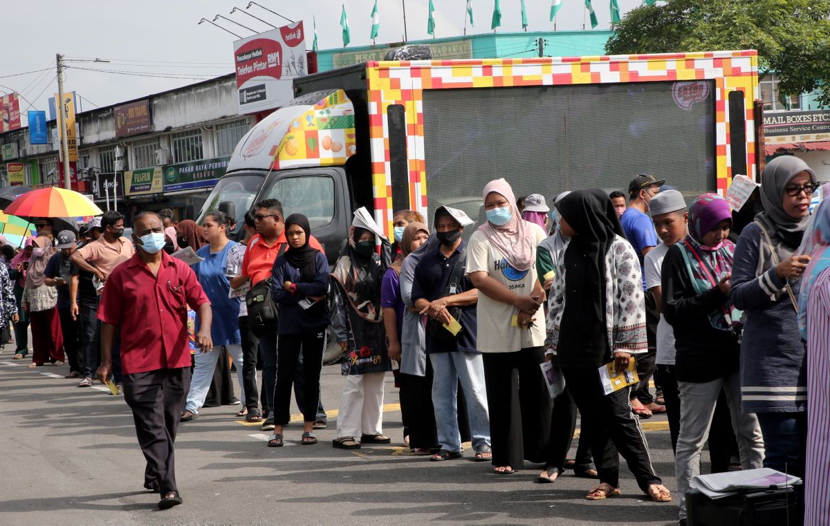 Laluan khas mudahkan warga emas beli barang jualan murah