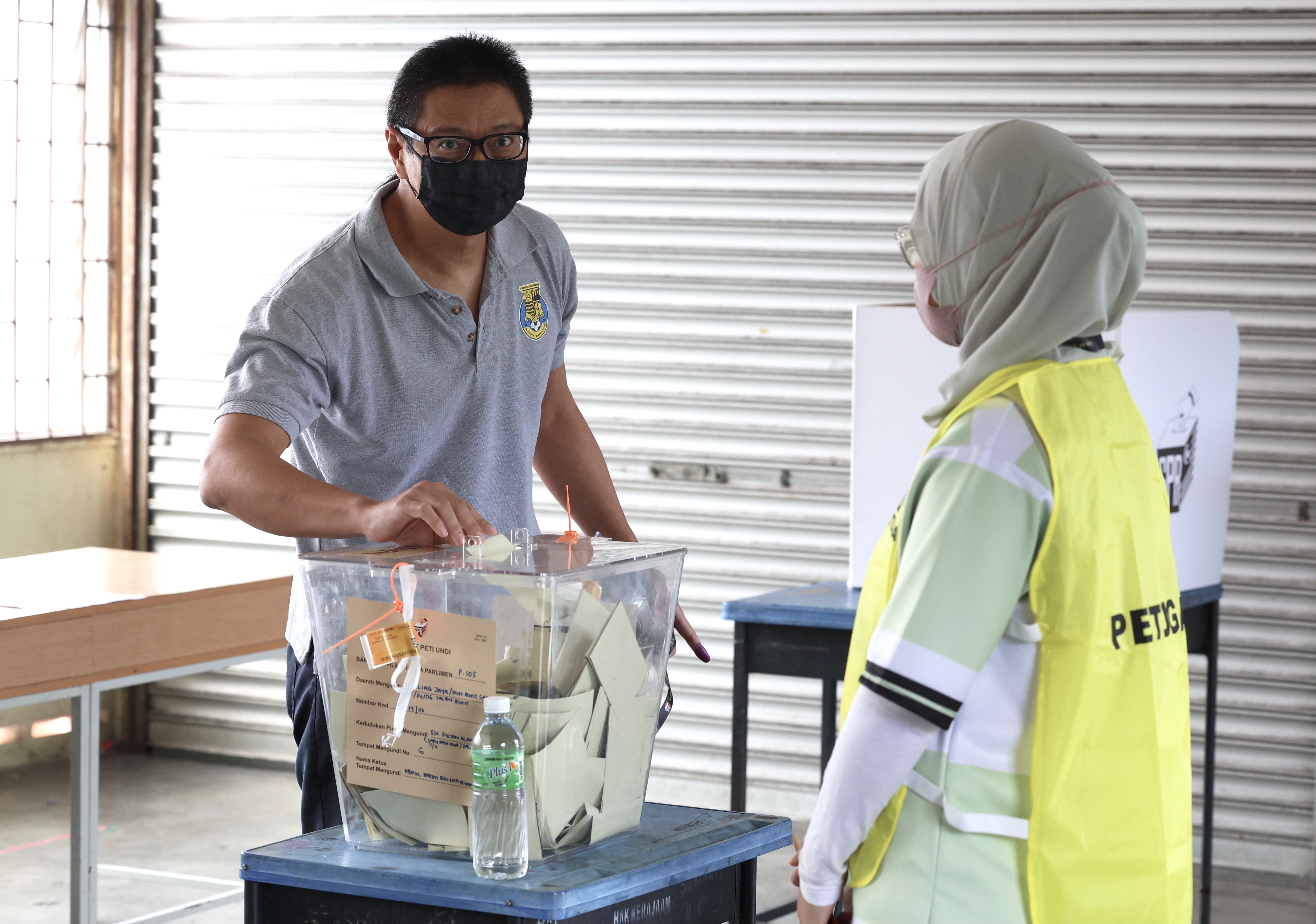 SPR: Dakwaan pakai seluar pendek, selipar tidak dibenar mengundi adalah palsu