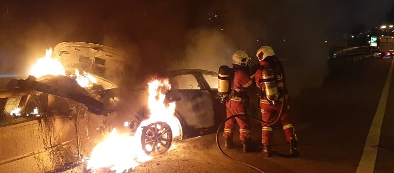 牙直利大道火车祸起火  司机逃不及被烧死