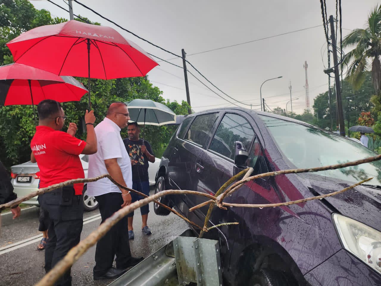 Calon henti kenderaan untuk kempen, bantu mangsa nahas dalam hujan