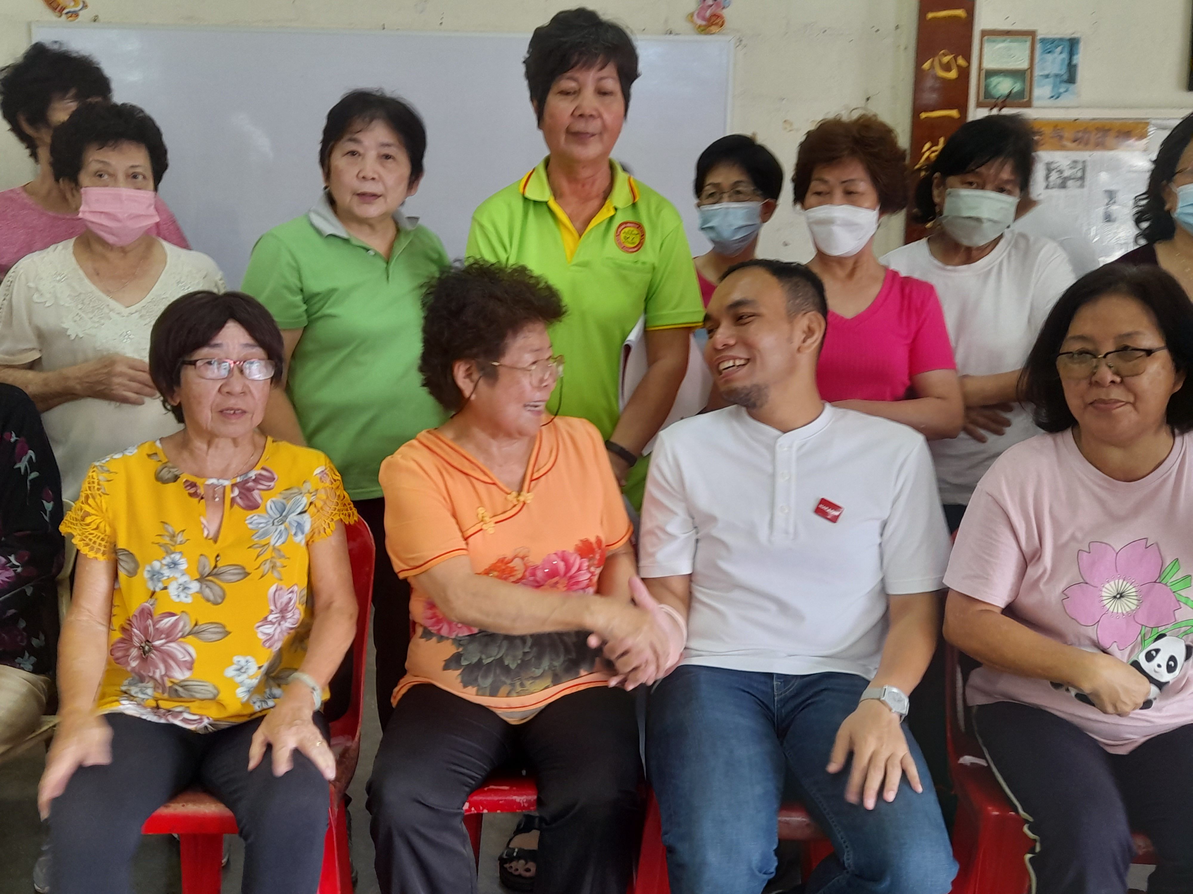 万宜国席8角战：阿公阿嫲只认阵营标志！