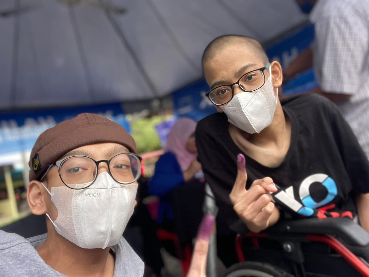 Ditemani ibu, kembar OKU seronok buang undi kali pertama