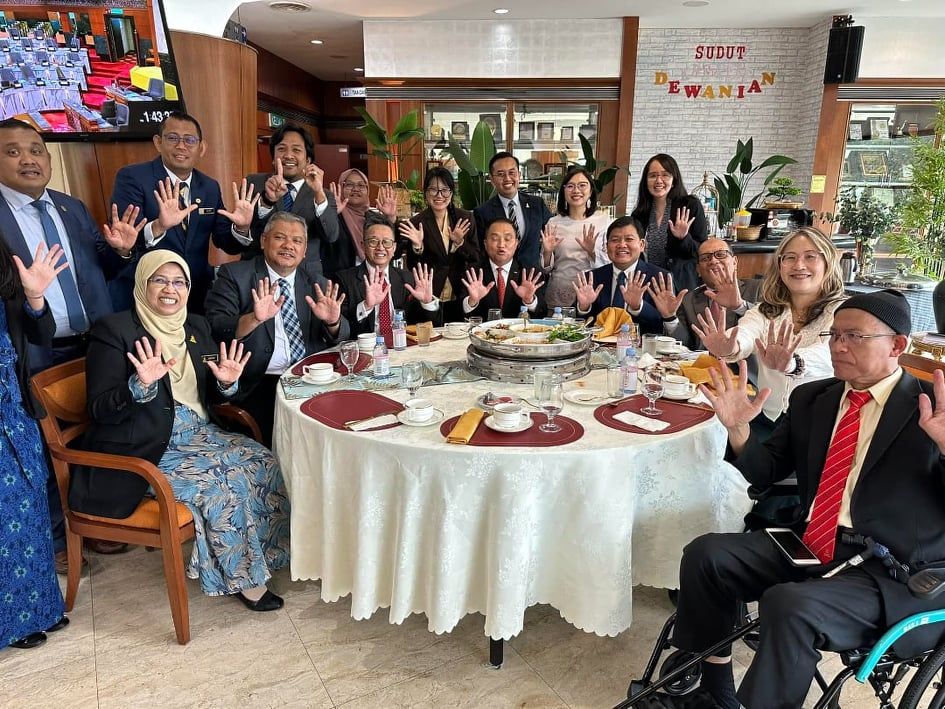 雪州希盟议员展示双手 欢迎第十任首相安华