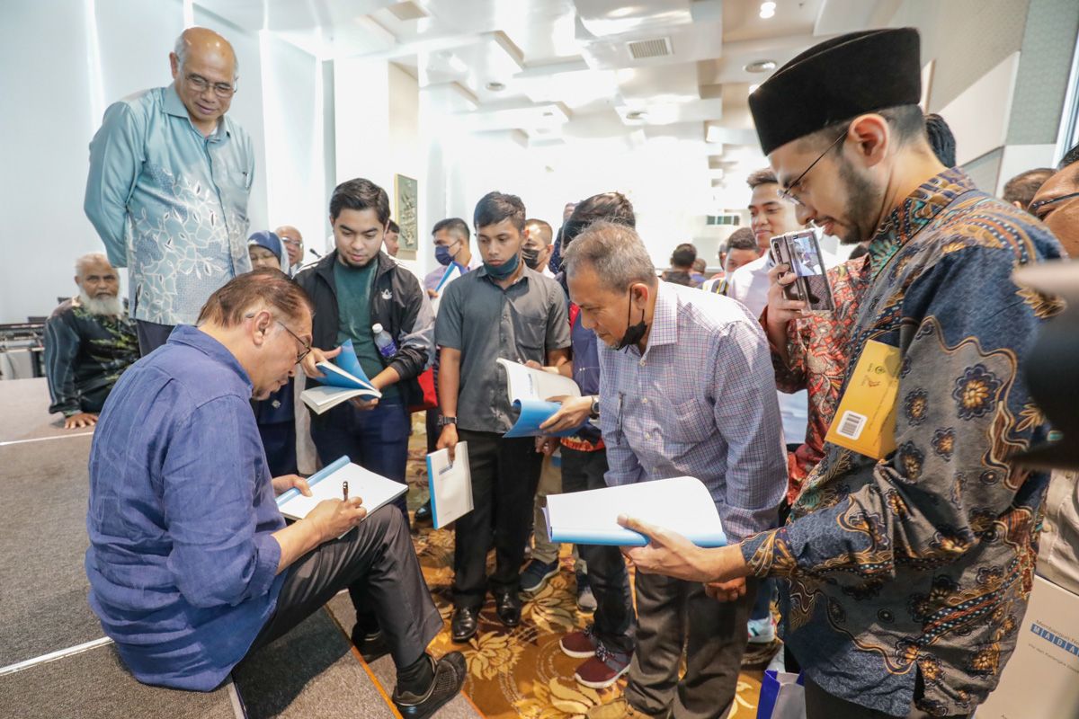 Anwar lancar buku Membangun Negara Madani, angkat nilai akhlak dalam kerangka reformasi