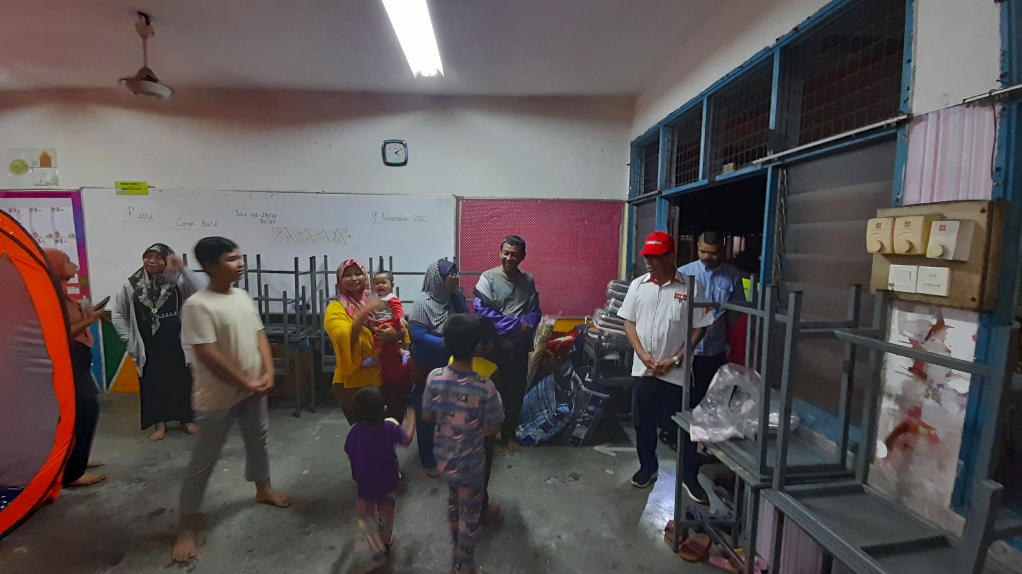 Mat Sabu luang masa lawat mangsa banjir Kampung Johan Setia
