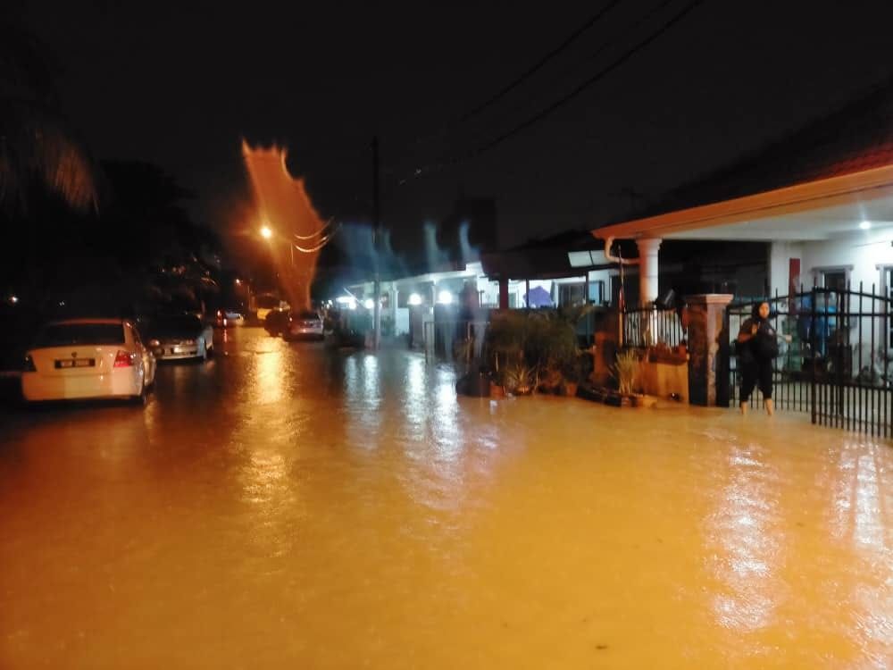 金沙花园沟渠溢满 住宅区凌晨淹水约1尺