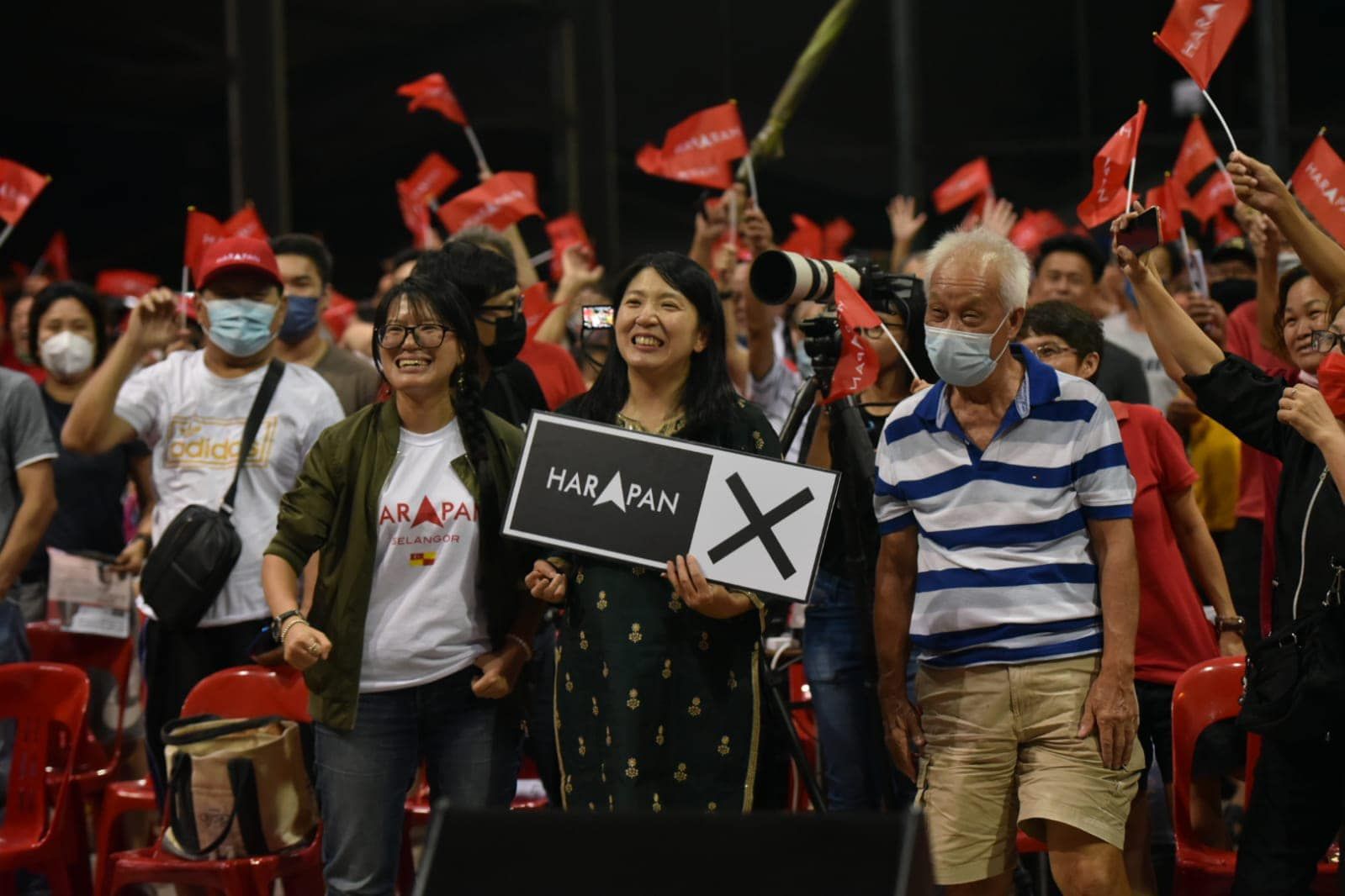 老妪勤认“HARAPAN”标志履行公民责任  杨美盈：青年不该放弃投票机会