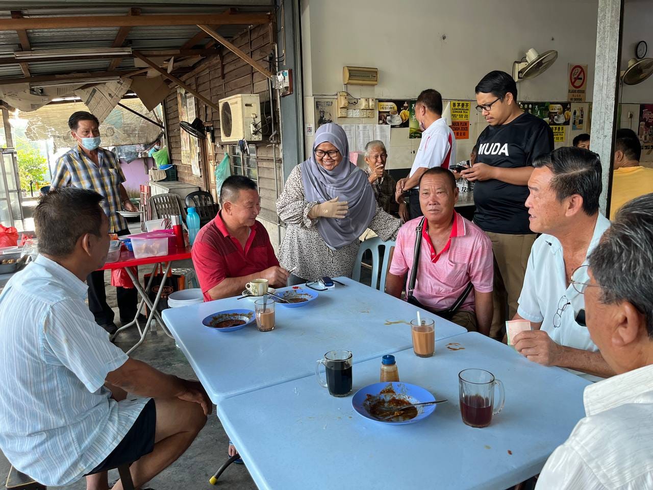 Calon dengar rintihan peniaga terjejas ban pecah di Tanjong Karang
