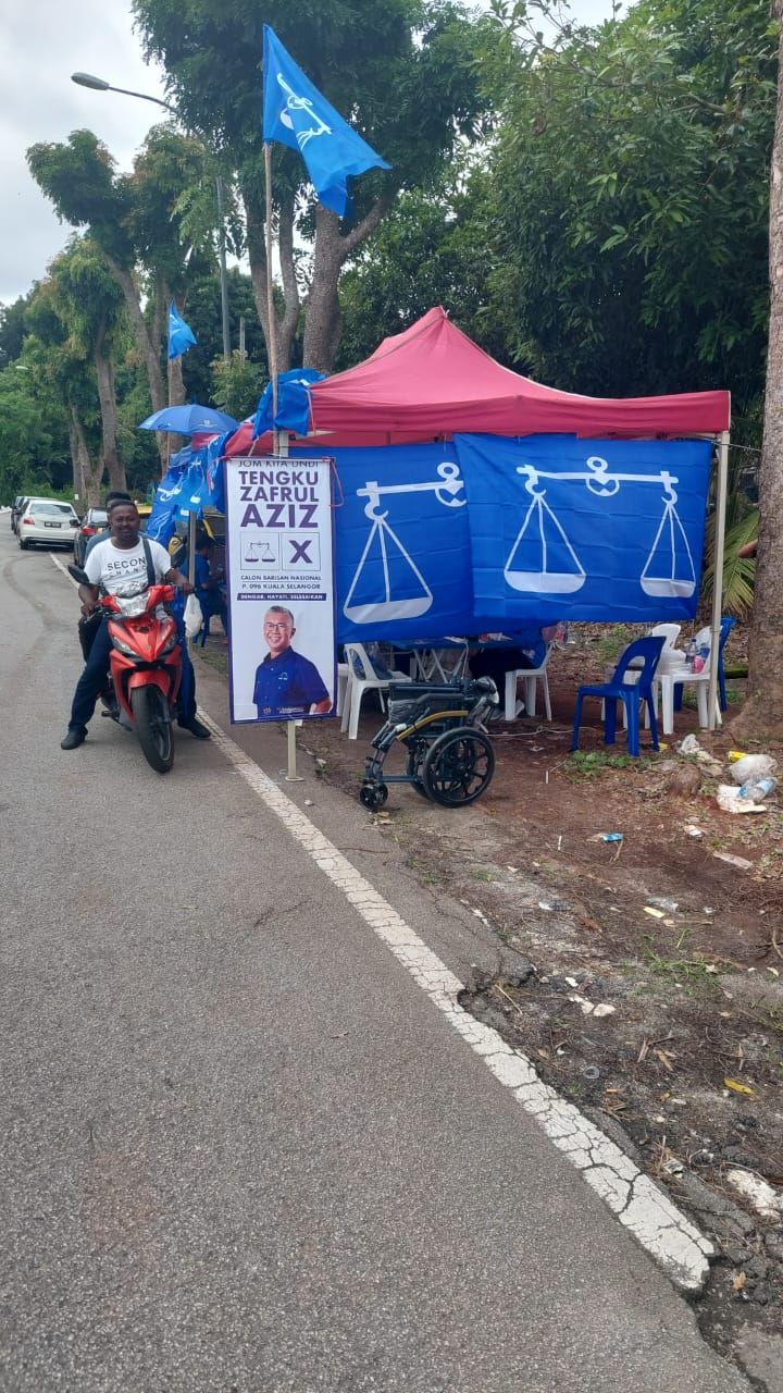 பொண்டொக் பன்னாஸ் என்னும்  வாக்கு சாவடி அருகில் வாக்கு வேட்டையாடும்  மையத்திற்கு எஸ்.பி.ஆர் தடை