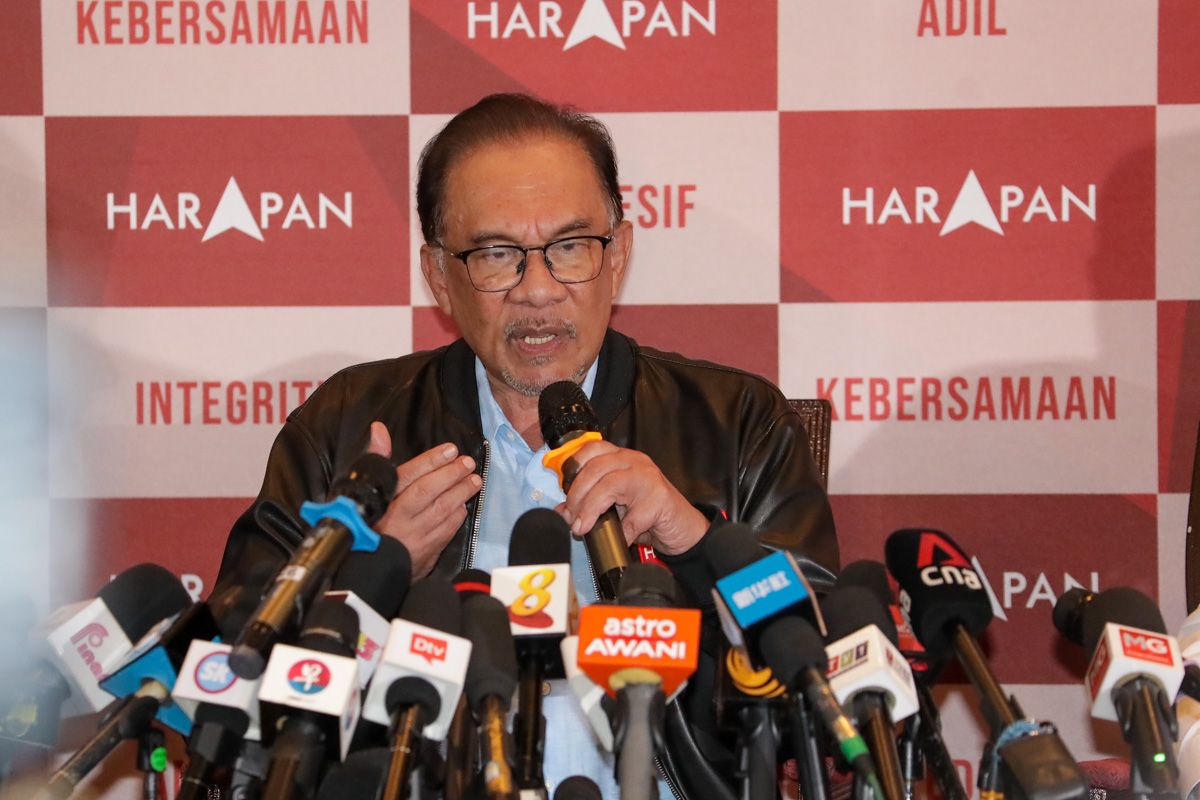 Anwar dilantik perdana menteri ke-10, angkat sumpah jam 5 petang