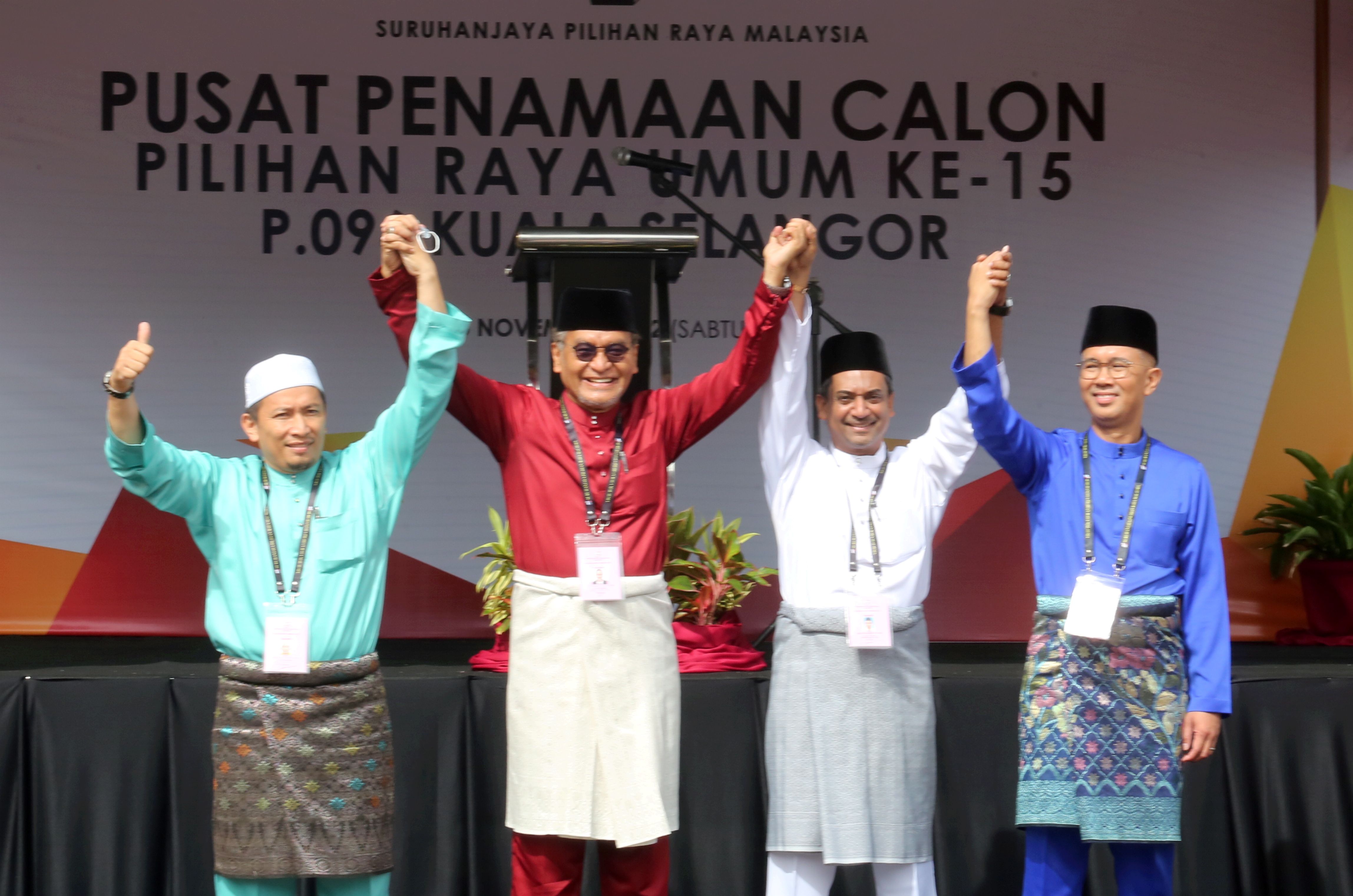  நம்பிக்கை கூட்டணியின் வேட்பாளர் டாக்டர் சூல்கிப்ளி , 500க்கும் மேற்பட்ட  ஆதரவாளர்கள் புடை சூழ  வந்தார் 