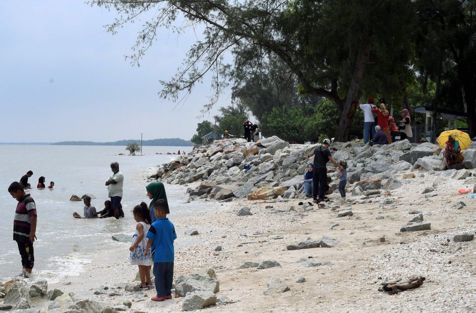 士拉央市会劝告：雨季限制所有水上.海滩活动