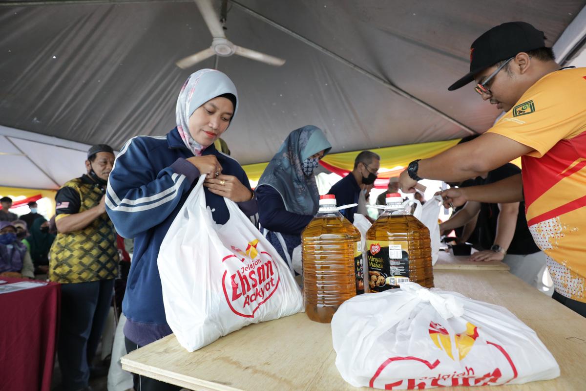 Hujan renyai tidak halang lebih 300 warga Gombak Setia dapatkan barangan murah