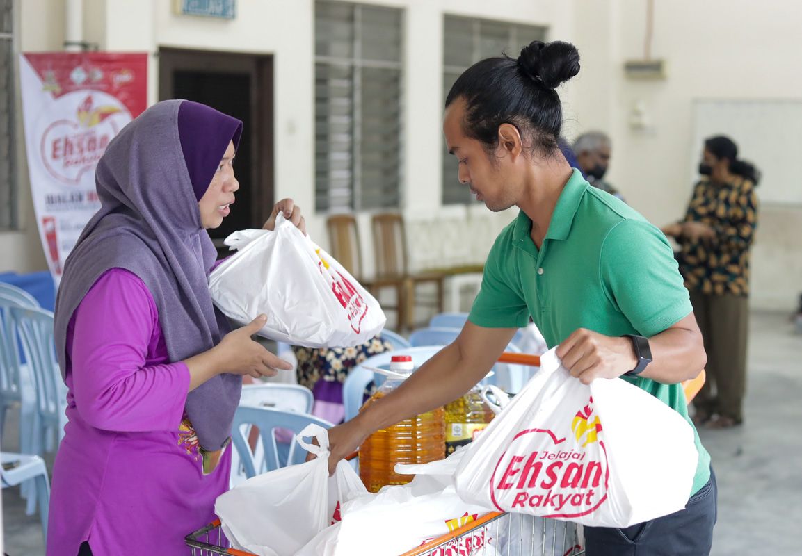 Jualan murah di kawasan perumahan mudahkan suri rumah beli barang dapur