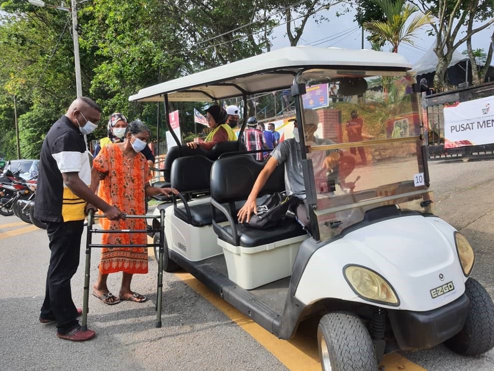 பத்து கேவ்ஸ் வாக்குச்சாவடியில் வாக்காளர்கள் வசதிக்காக இரு இலகு வாகனங்கள்- தேர்தல் ஆணையம் ஏற்பாடு