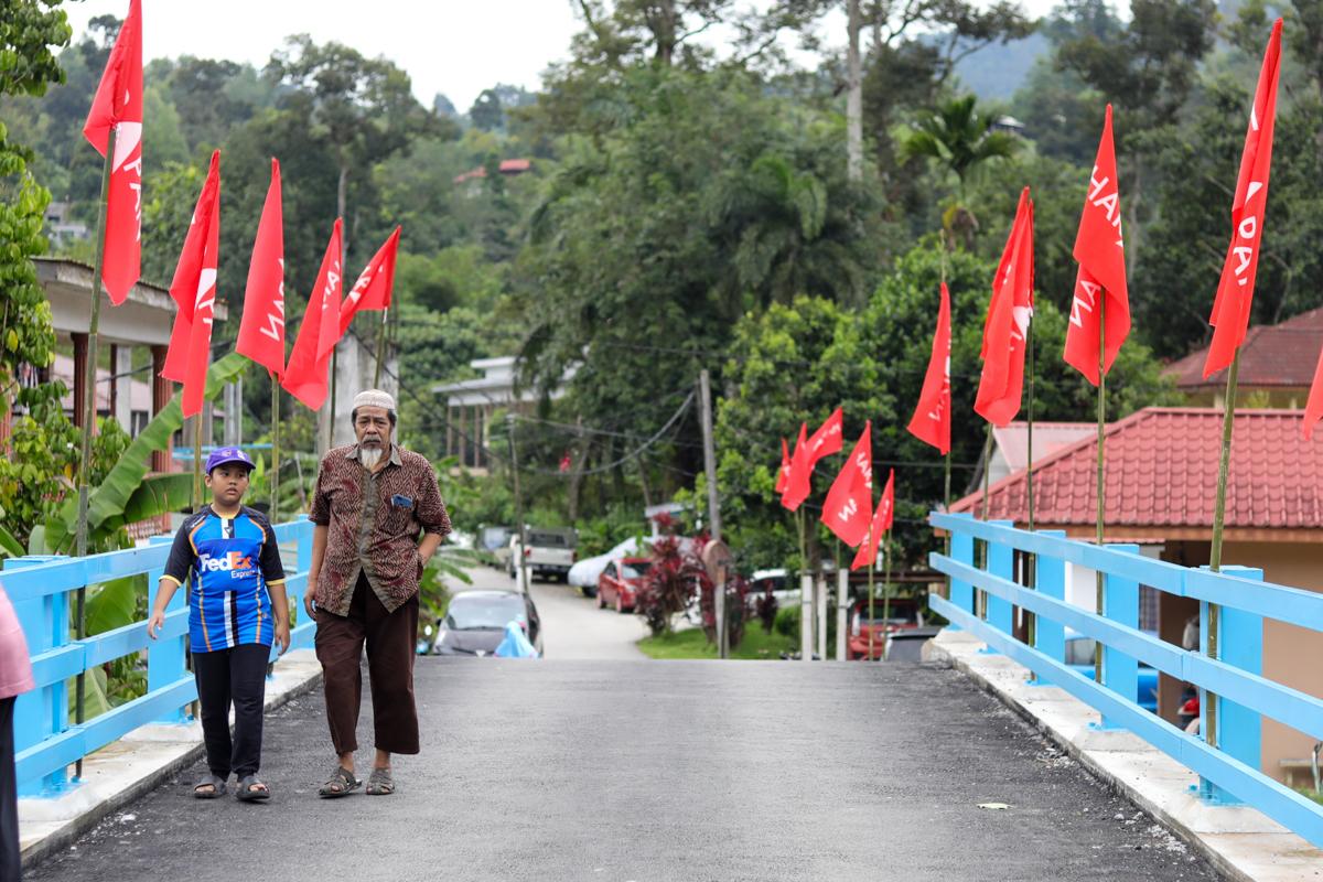 Amirudin bantu percepat bina jambatan Kampung Sungai Salak