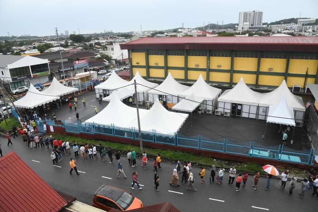 史里肯邦安民众会堂投票站人太多 70岁以上长者可优先进入