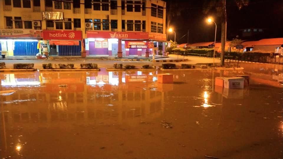 தஞ்சோங் காராங்கில் இரண்டு கடல் அணைகள் பழுது பார்க்கப்பட்டு வருகிறது