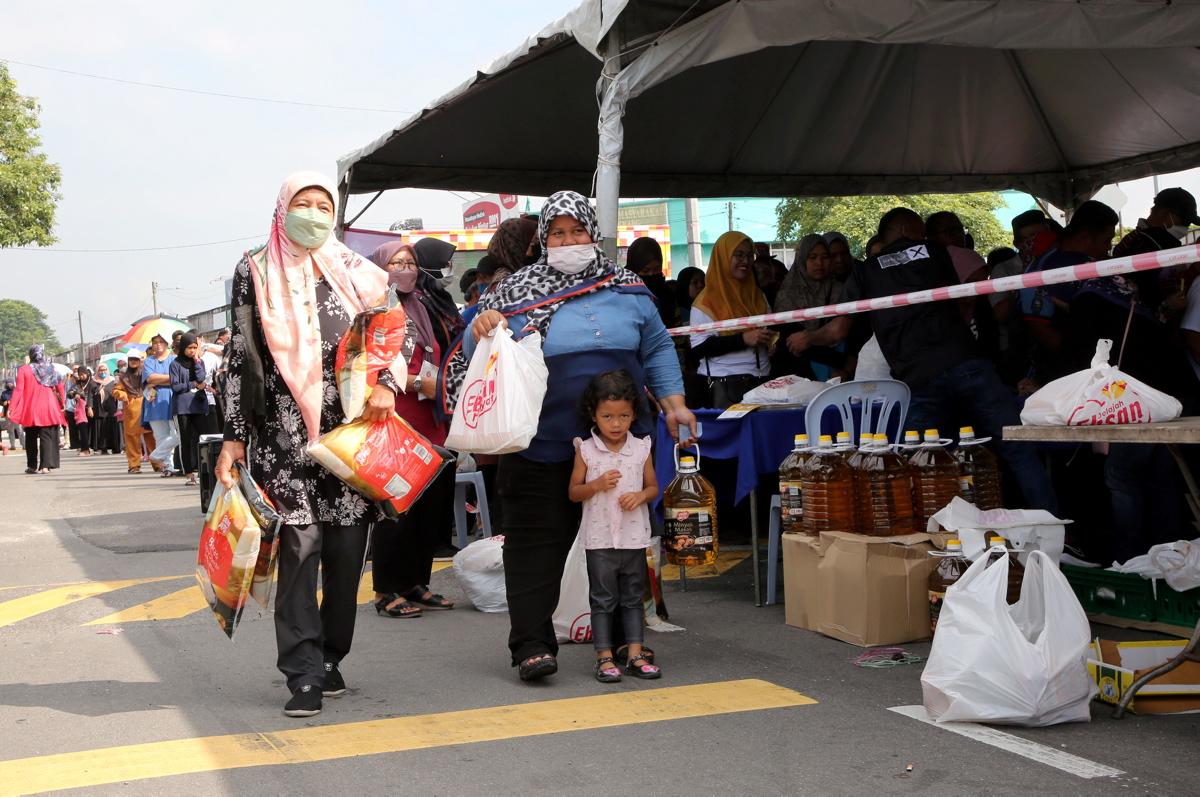 300 papan telur habis dalam dua jam, jualan murah di Sijangkang dapat sambutan