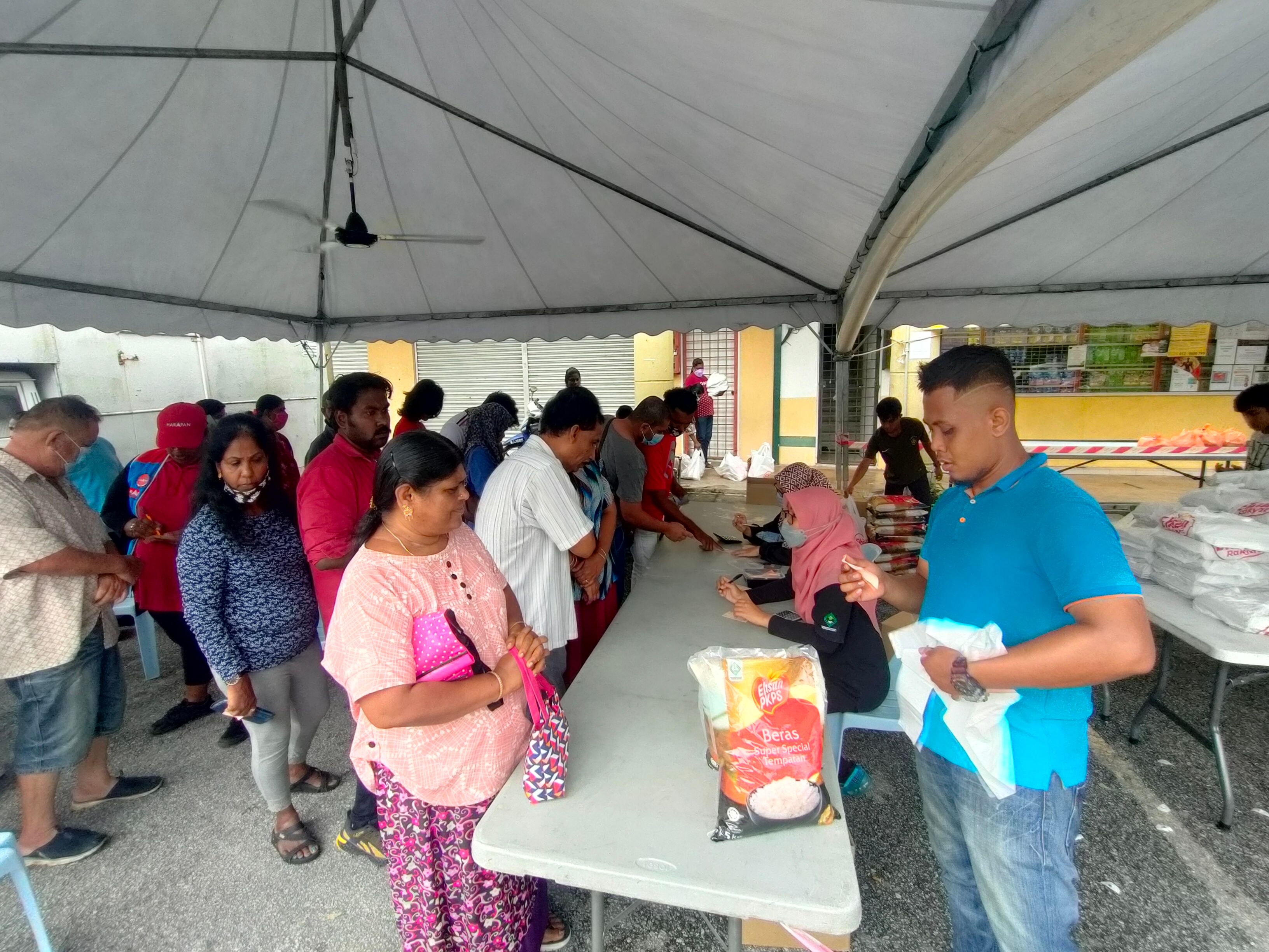 சிலாங்கூர் மாநில அரசின்  PKPS மூலம் ரவாங்கில்  மலிவு விற்பனை - மக்கள் அமோக வரவேற்பு