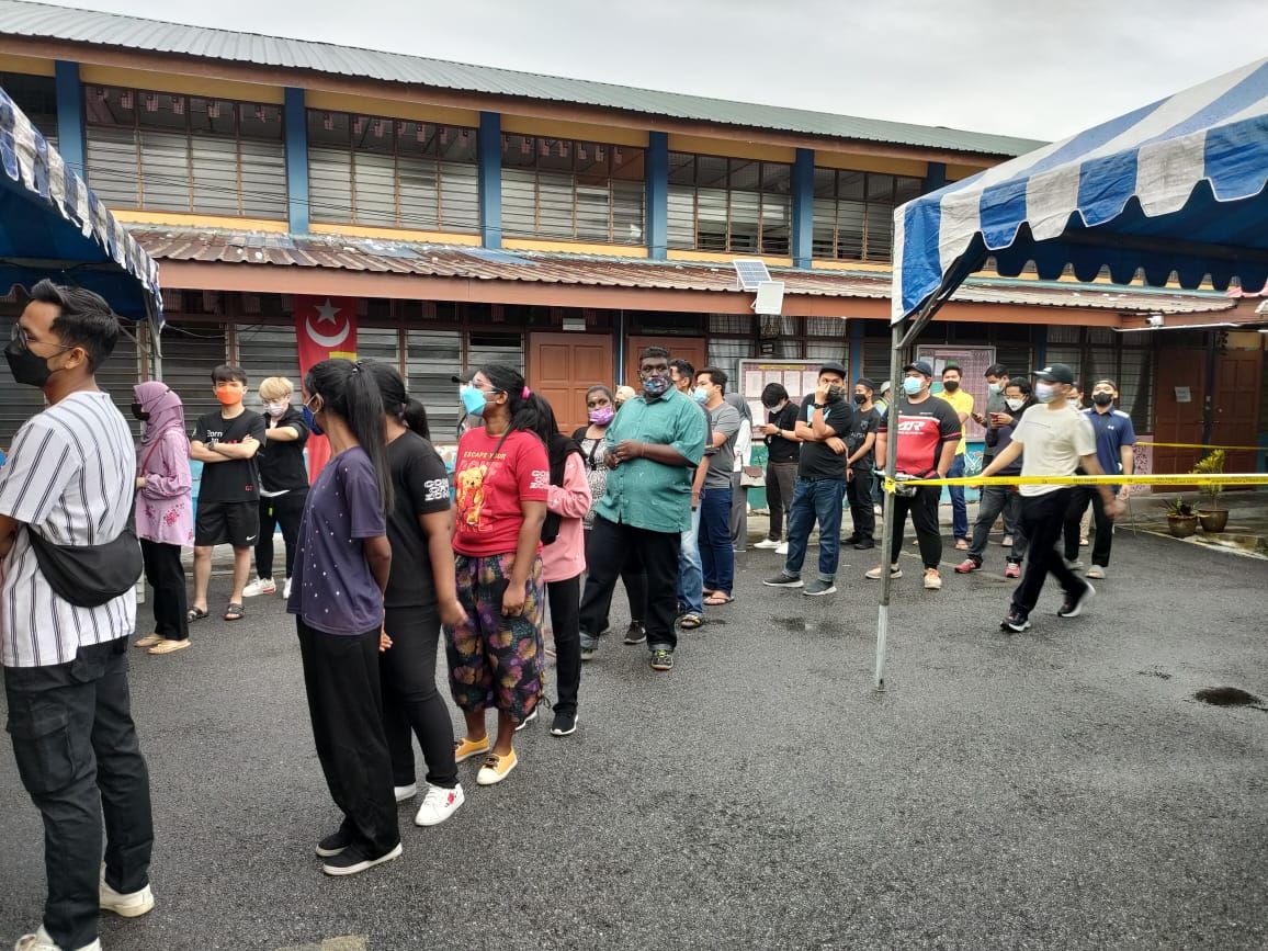 投票站还未开放 选民已大排长龙等投票