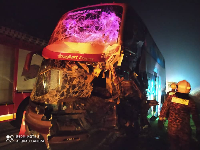 Bas ekspres rempuh treler, 16 penumpang cedera