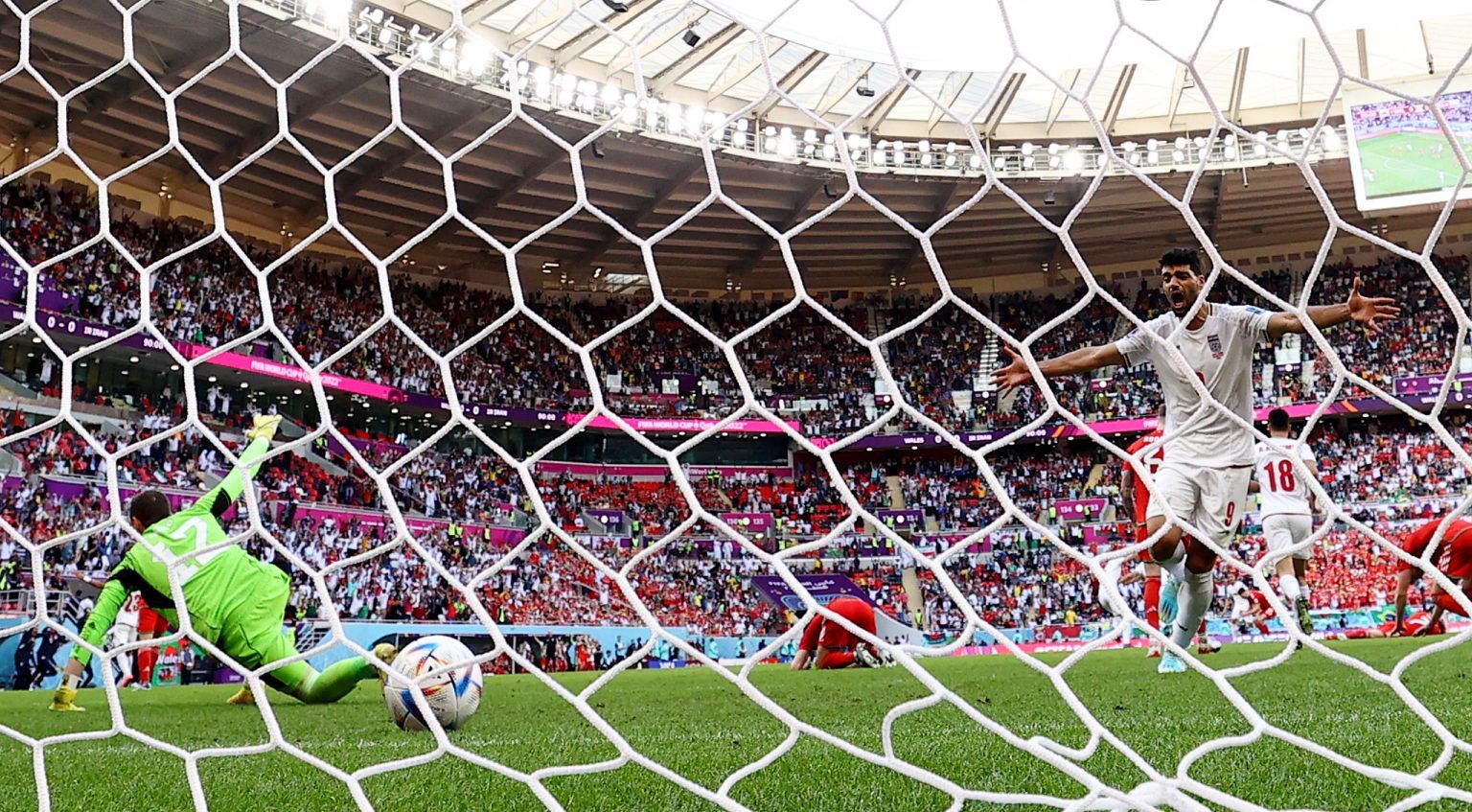 உலகக் கோப்பை காற்பந்து : 2-0 கோல் கணக்கில் ஈரான் வேல்ஸை வீழ்த்தியது