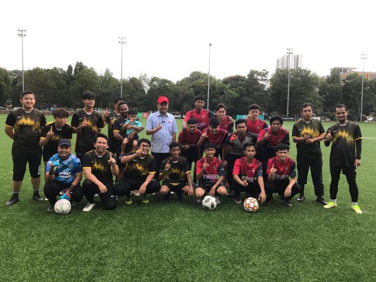 希盟莎阿南候选人与青年踢球 关注青年问题