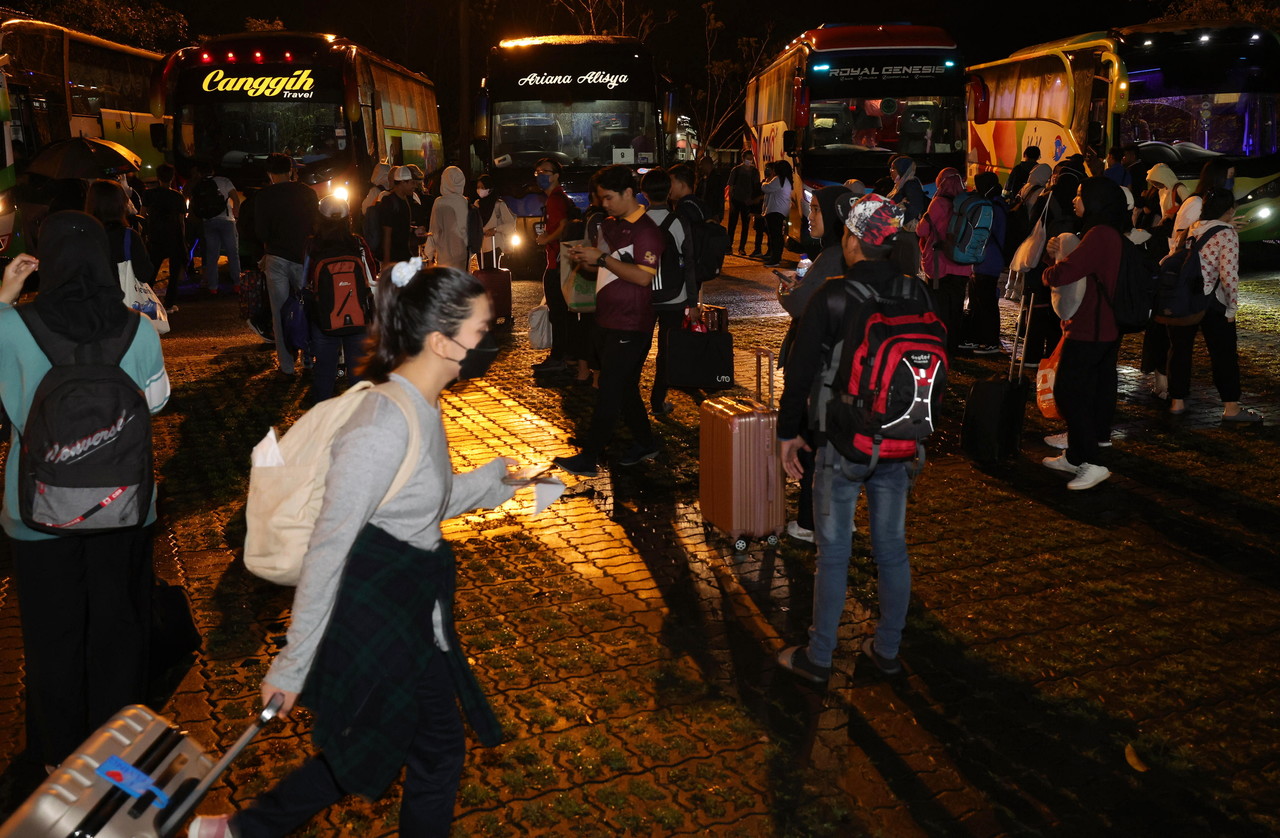 UTM providing 43 buses to send 1,600 students home to vote