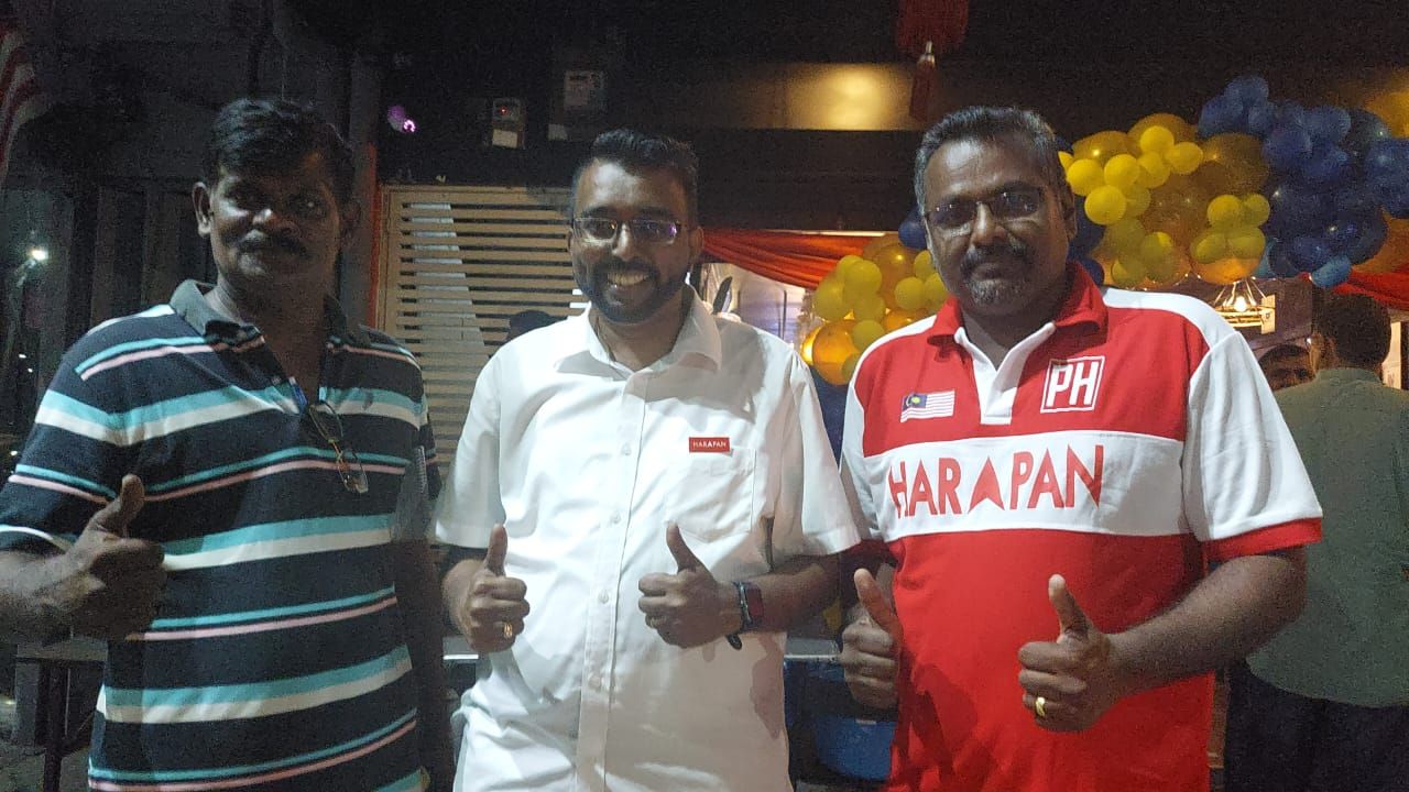 சொந்த செலவில் தெலுக் வட்டாரத்தில் நம்பிக்கை கூட்டணியின் தேர்தல் நடவடிக்கை அறை அமைத்த ஆதரவாளர்.